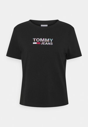 Zwart T-shirt met korte mouwen, met iriserende "TOMMY JEANS" tekst en rood, wit en blauw logo gecentreerd op de borst.