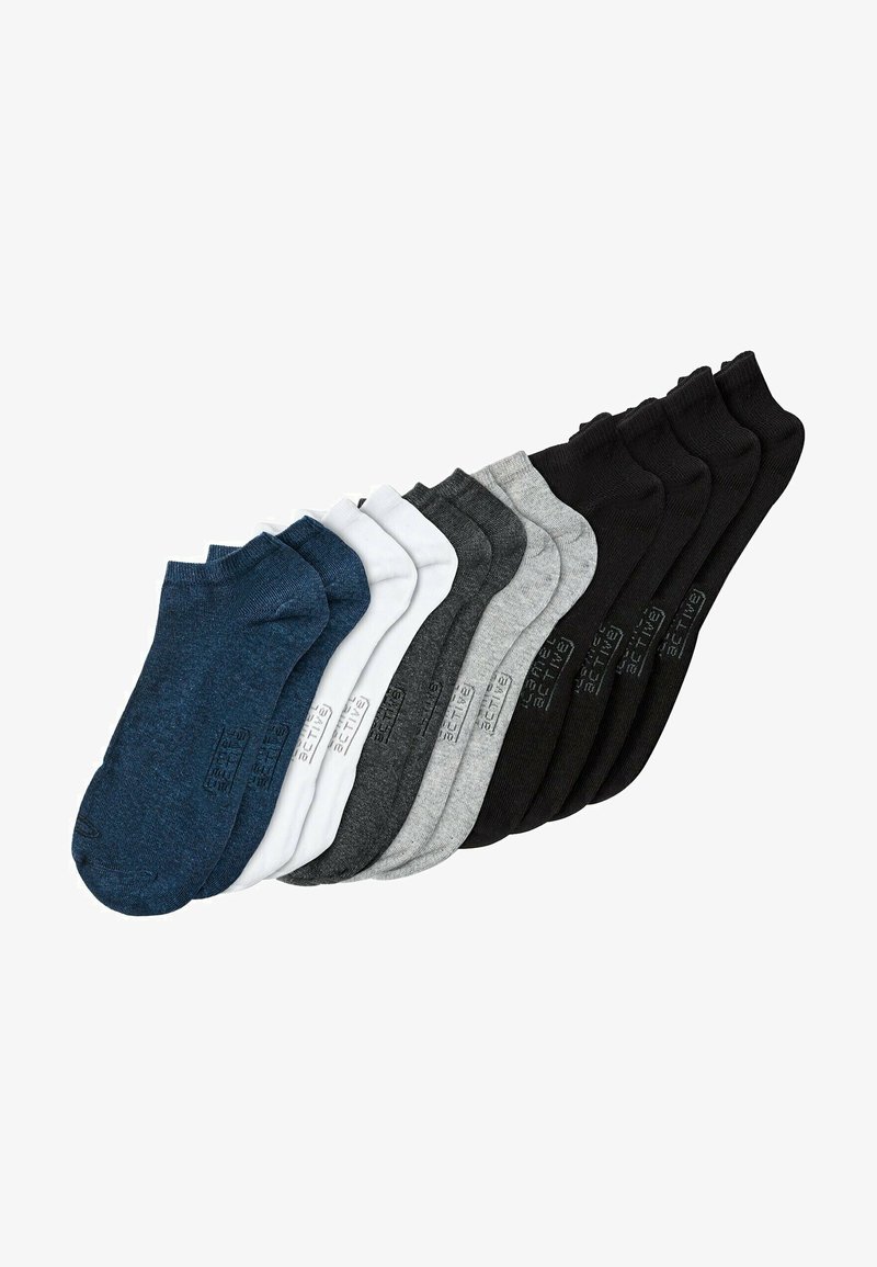 Ti par ankelsokker i navy, hvid, grå og sort. Blødt bomuldsblandingsmateriale med ribbede manchetter og branding på siden.