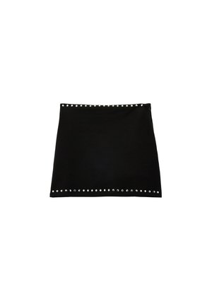 Musta hame, joka on valmistettu pehmeästä kankaasta. Hameessa on suoraviivainen leikkaus ja helman ympärillä hopeiset niittikoristeet lisäämässä yksityiskohtia.