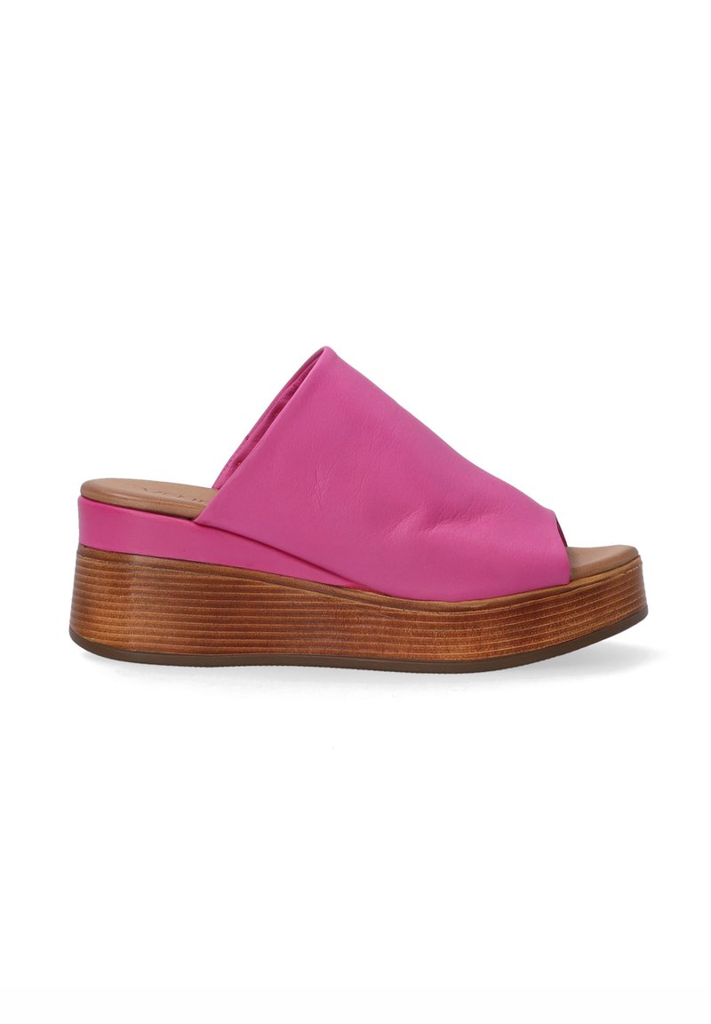 Roze leren wedge sandaal met een open teen, hoge voorkant en een gestructureerde houten zool. Glad oppervlak en licht gebogen ontwerp.