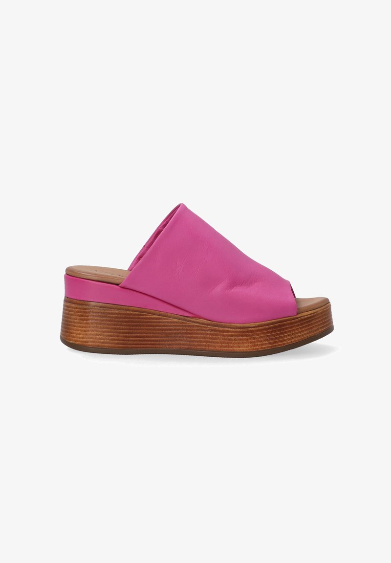 Rosa læder wedge sandal med åben tå, høj front silhuet og en struktureret træsål. Glat overflade og let bølget design.