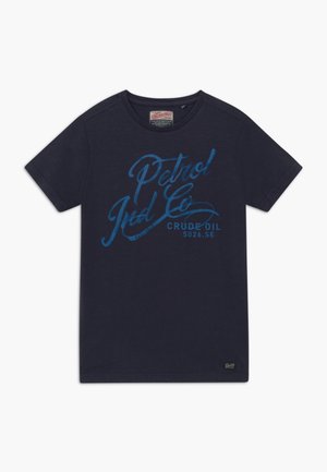 Navyblå T-shirt med korte ærmer, rund hals og stor blå tekst "Petrol Ind Co Crude Oil 5026.SE" trykt på forsiden.