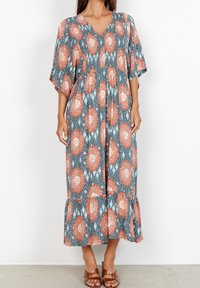 Bedrucktes Maxikleidl mit V-Ausschnitt, kurzen Ärmeln und einem gestuften Saum. Hauptfarben sind Petrol, Orange und Creme. Leichtes Gewebe.