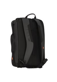 Ryggsäck i svart tyg med grå detaljer, strukturerad design, ovansakshandtag, justerbara remmar och sidobuckla som stängning.