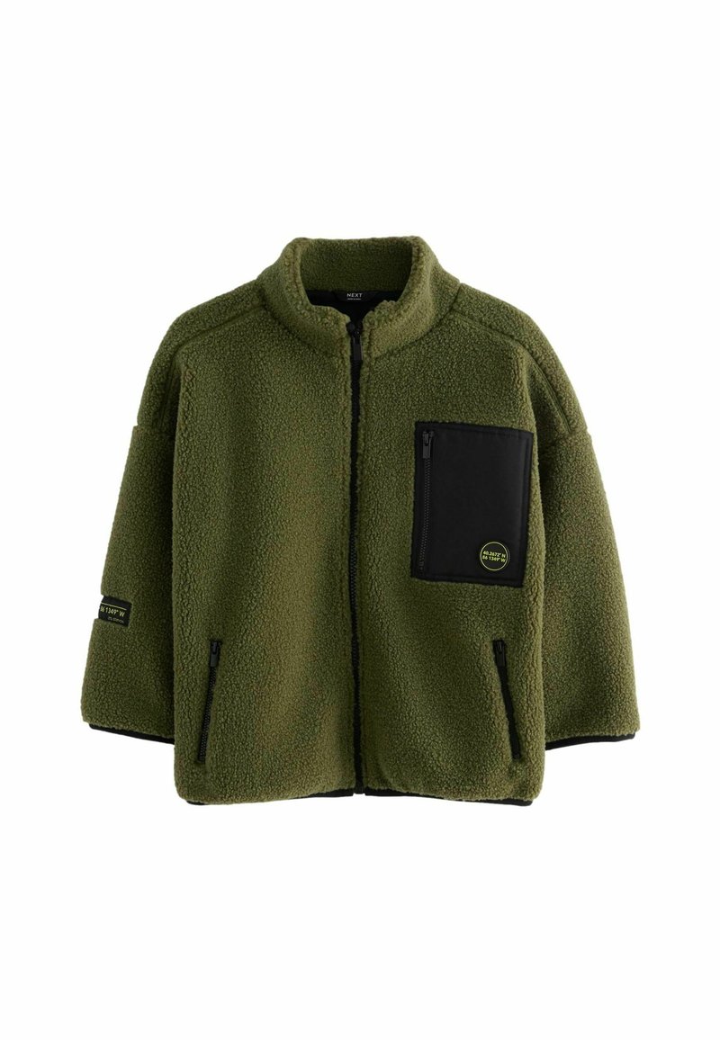 Olivegrüne Fleecejacke mit Reißverschluss, hohem Kragen und schwarzem Patch-Taschen. Sie bietet einen lässigen Schnitt und kontrastierende schwarze Akzente.