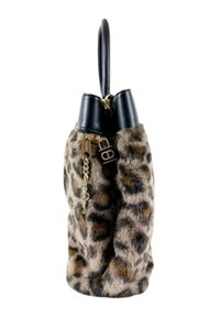 Borsa a tracolla in pelliccia ecologica con stampa leopardata, rifinita in pelle nera, con cerniera dorata, ciondolo a forma di chiave e manico singolo arrotondato.