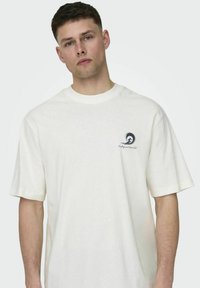 Only & Sons ONSMILO RLYES COAST - Camiseta estampada - bright white 2