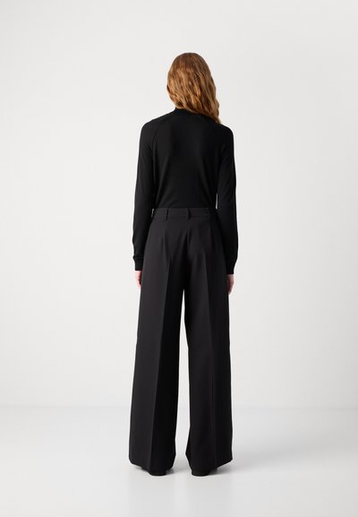 Pantalons noirs taille haute à jambes larges en tissu lisse, avec un design épuré et tailleur. La vue arrière met en avant une ceinture simple.