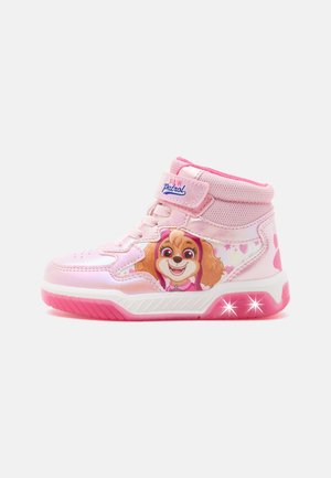 Różowy dziecięcy wysokiej cholewce sneaker z grafiką postaci z Psi Patrol, pasek na rzep i świecącą podeszwą na białym tle.