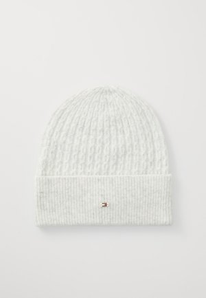 Witte gebreide beanie met textuurpatroon, voorzien van een geribde manchet en een klein metallic accent aan de voorkant. Zacht en flexibel materiaal.
