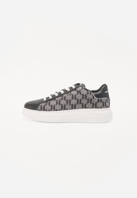 Sneaker neri e grigi con motivo, suola bianca, caratterizzati da una tomaia testurizzata, inserti in pelle nera e un sistema di allacciatura tradizionale.