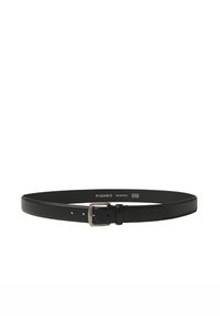 Cinturón de cuero negro con hebilla plateada mate. Presenta una textura lisa y cinco orificios para tamaño ajustable. Etiqueta de la marca visible.