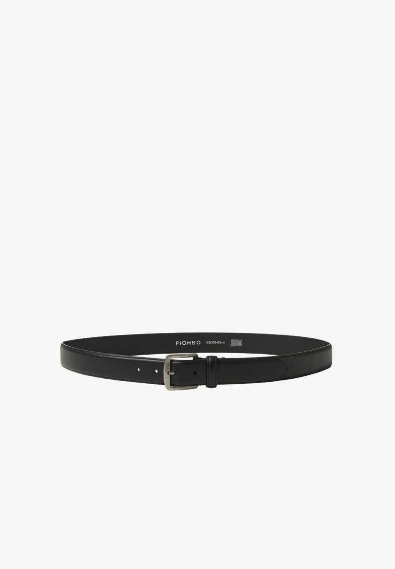 Cinturón de cuero negro con hebilla plateada mate. Presenta una textura lisa y cinco orificios para tamaño ajustable. Etiqueta de la marca visible.