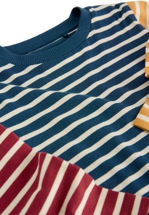 Gestreiftes T-Shirt in Blau, Weiß, Burgunderrot und Gelb. Aus Baumwolle mit Rundhalsausschnitt und unterschiedlich breiten Streifen.