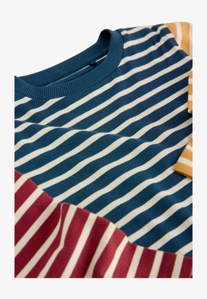 Tricou cu dungi, având culorile albastru, alb, burgund și galben. Material din bumbac, cu guler rotund și lățimi de dungi variate.