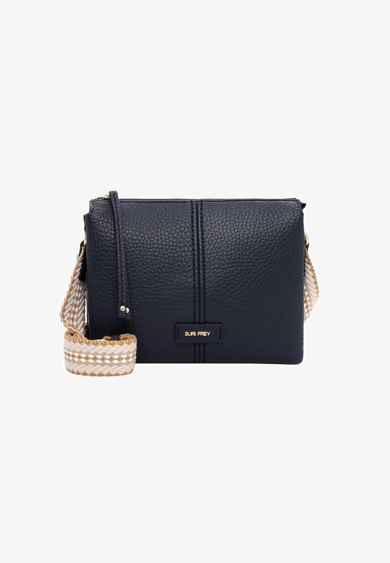 Zwart gestructureerde crossbodytas met beige en witte geweven riem, gouden rits en een klein rechthoekig Suri Frey logo op de voorkant.