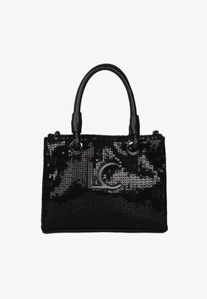 Čierna kabelka so sequínmi a dvoma zakrivenými rúčkami, s textúrovaným povrchom a vyčnievajúcim strieborným logom "LC" na prednej strane.