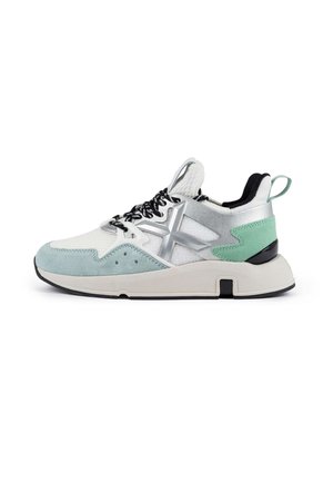 Sneaker con tomaia in camoscio bianco e menta, dettagli neri, sezioni in mesh e suola spessa di colore grigio chiaro. Presenta lacci neri e un tirante posteriore.