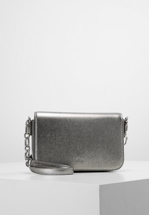 Sac à main rectangulaire métallique argenté avec chaîne et bandoulière en cuir, posé sur une surface blanche contre un fond uni.