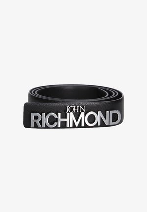 Ceinture en cuir noir enroulée avec de grandes lettres argentées "JOHN RICHMOND" à l'extrémité de la sangle.