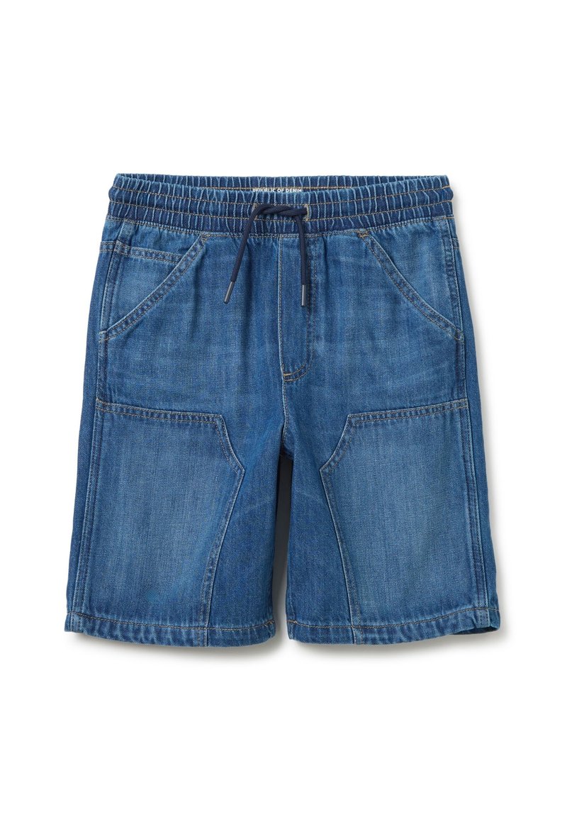 Pantalones cortos de mezclilla con una cinturilla elástica y cordón, que cuentan con dos bolsillos frontales y dos bolsillos de parche en contraste. Azul claro y oscuro.