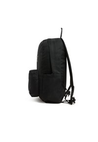 Zaino nero di forma rettangolare, realizzato in tessuto resistente, con una tasca laterale esterna e spallacci regolabili.