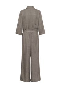 Taupekleurige jumpsuit met wijde pijpen, driekwart mouwen, kraag en bijpassende stoffen riem, gezien vanaf de achterkant.