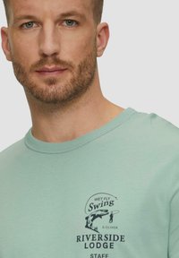 s.Oliver MIT FRONTPRINT - Triko s potiskem - salbeigrün