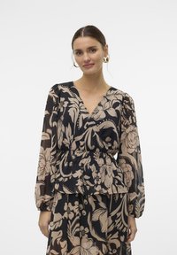 Vero Moda - VMHOLLY V NECK - Blouse - black/beige Thumbnail Image 1