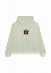 Haut à capuche gris clair avec une poche kangourou, des poignets côtelés et un logo circulaire comprenant une feuille et du texte. Texture de tissu douce, coupe décontractée.