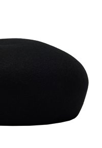 Czarna wełniana beretka o gładkiej fakturze, zaokrąglonym kształcie i lekkim połysku. Projekt jest prosty, bez wzorów i widocznych detali.