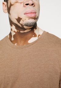 Samsøe Samsøe KRONOS - T-shirt básica - humus/emperador