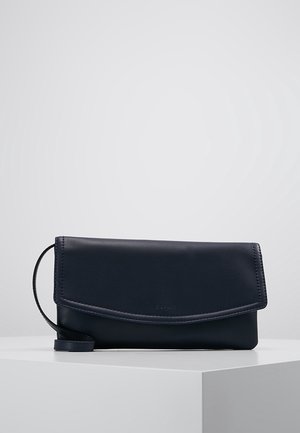 Schwarze rechteckige Leder-Clutch mit Handgelenkschlaufe, Klappenverschluss und dezentem, geprägtem Markenlogo, auf einem weißen Sockel platziert.