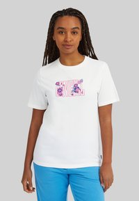 Vit t-shirt med kort ärm som har färgglada blomstertryck och varumärkesnamnet i rosa. Slätt tyg med rund halsringning.