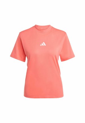 Koral kortermet t-skjorte laget av mykt stoff med høy hals, med en hvit Adidas-logo på brystet.