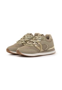 Beige Sneaker aus einer Kombination von strukturierten Materialien, mit goldenen Akzenten, Netzelementen, einer runden Zehenpartie und einer Gummisohle.