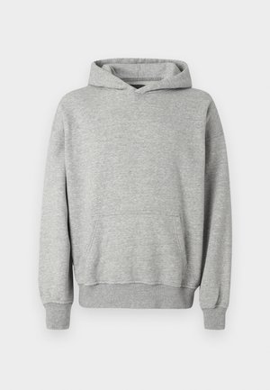 Sudadera gris con capucha, con un bolsillo tipo canguro, puños y dobladillo acanalados, hecha de una tela suave y texturizada, que presenta un ajuste casual.