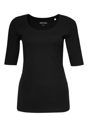 T-shirt nera, aderente, con scollatura arrotondata e maniche a tre quarti, realizzata in un morbido e elastico misto cotone. Senza motivi visibili o decorazioni.