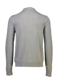 Grå stickad tröja med polo-krage, långa ärmar och ribbade manschetter och fåll, med en jämn textur och enkel design.