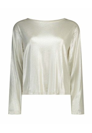 Blouse en satin couleur crème à manches longues, avec un col bateau et une coupe légèrement ample.