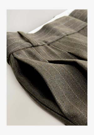 Bruine herringbone broek met subtiele blauwe strepen, voorzien van een rechte voorkant, plooien en een stoftextuur die zacht en fijn geweven lijkt.