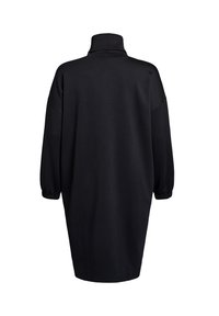 Svart, oversized klänning med hög krage, långa ärmar och elastiska muddar. Tillverkad av mjukt tyg, med en minimalistisk design.