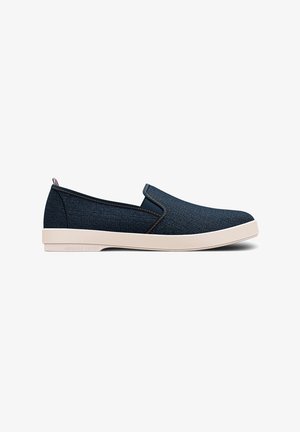 Scarpe slip-on con tomaia in denim blu navy, suola in gomma beige a contrasto, accenti elastici laterali e dettagli di cucitura leggeri.