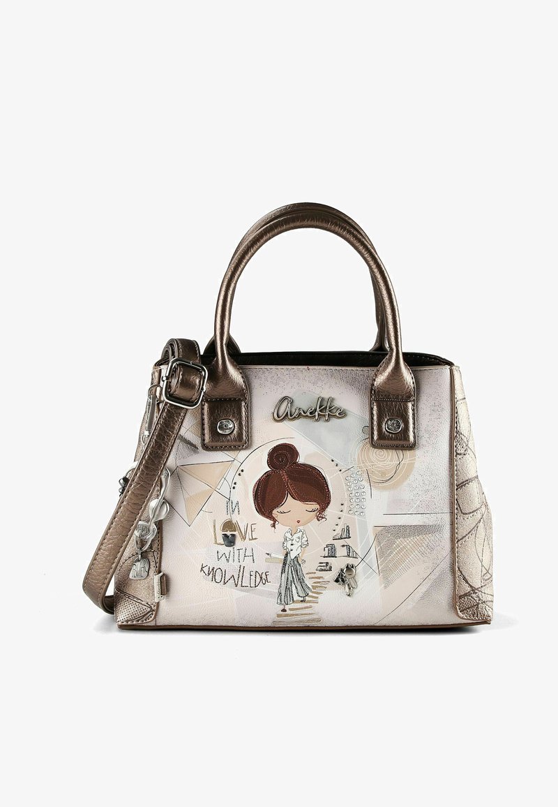 Bolso con asas y correa metálicas en bronce, decorado con una mujer de dibujos animados, libros, un pequeño gato y el texto "Enamorada del conocimiento."