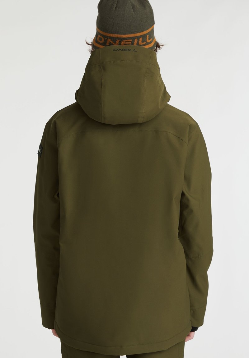 Olivgrüne wasserdichte Jacke mit Kapuze, ausgestattet mit einer glatten Textur und minimalistischem Design. Enthält ein gesticktes Logo und elastische Bündchen.