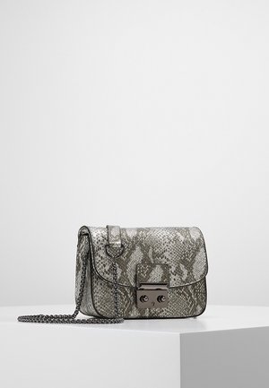 Lille grå og sort crossbody taske med slangehudsmønster, metalspænde og kæderem på hvid overflade mod lys grå baggrund.