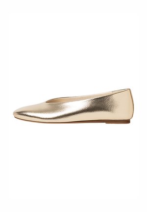 Gouden metallic leren ballerina met afgeronde neus en lage hak, zijaanzicht op een witte achtergrond.