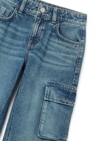 Blauwe denim cargo broek met een versleten afwerking, voorzien van meerdere zakken, een knoopsluiting en subtiele vervaging voor textuur.