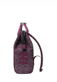 Rucksack mit Blumenmuster in Dunkelviolett, mit Reißverschluss, zwei Schultergurten und drei horizontalen Gurtbandakzenten.