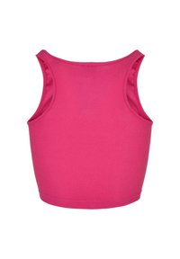 Crop top sans manches rose vif côtelé avec larges bretelles et encolure arrondie, présenté de dos sur un fond blanc.